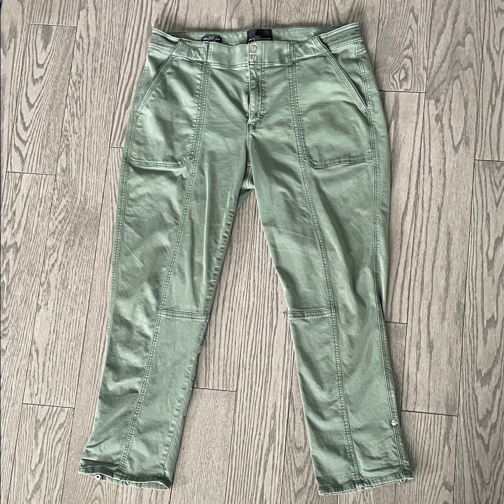 WHBM Mid-rise Pret-A-Pedi straight crop pants in Rosemary. Size 14.